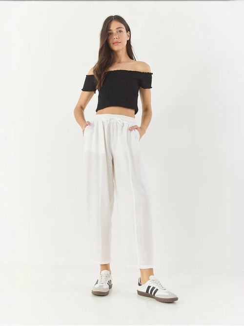 Calças de verão com cinto e corte cenoura com detalhes de bolso lucci - Kiabi Calças de verão com cinto e corte cenoura com detalhes de bolso lucci - Kiabi