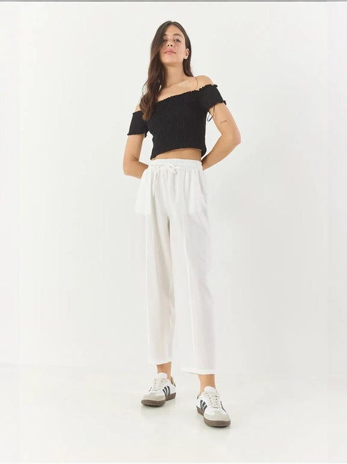 Calças de verão com cinto e corte cenoura com detalhes de bolso lucci - Kiabi Calças de verão com cinto e corte cenoura com detalhes de bolso lucci - Kiabi