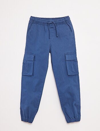 Calças elásticas com vários bolsos