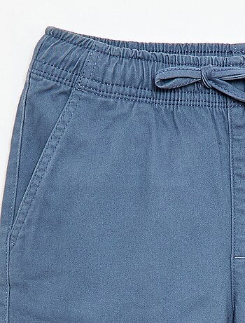 Calças elásticas com vários bolsos