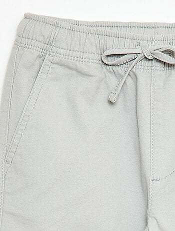 Calças elásticas com vários bolsos