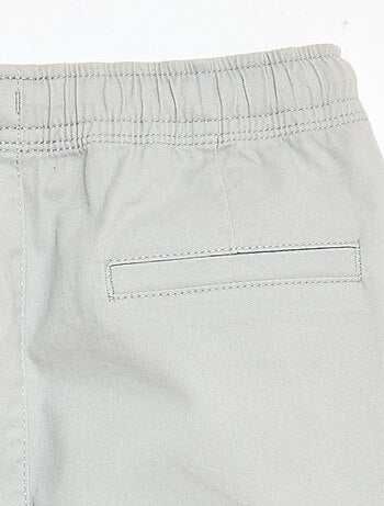 Calças elásticas com vários bolsos