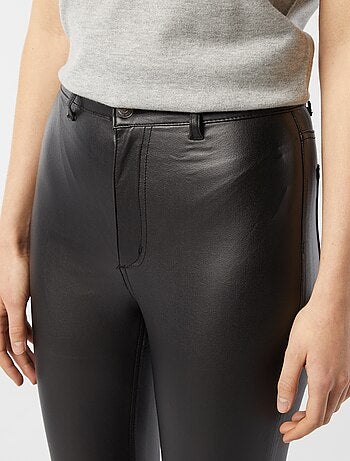 Calças em pele sintética