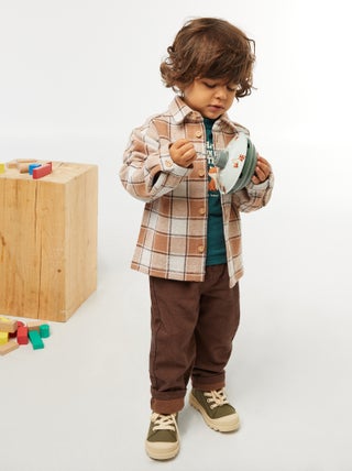 Calças em sarja com 2 bolsos verdadeiros