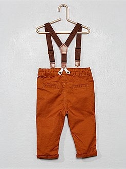 Calças em sarja com suspensórios - Kiabi