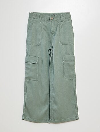 Calças em sarja com vários bolsos