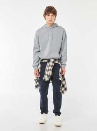 Calças estilo 'jogger' com vários bolsos