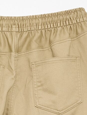 Calças estilo 'jogger' com vários bolsos