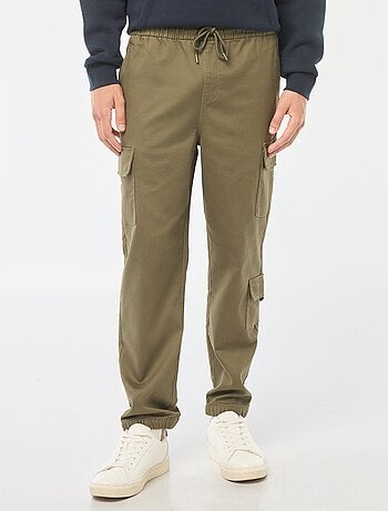 Calças estilo 'jogger' com vários bolsos