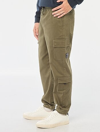 Calças estilo 'jogger' com vários bolsos