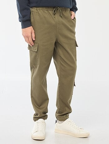 Calças estilo 'jogger' com vários bolsos
