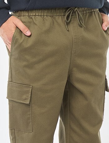 Calças estilo 'jogger' com vários bolsos
