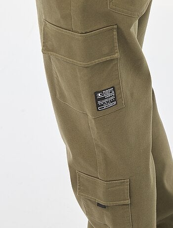 Calças estilo 'jogger' com vários bolsos