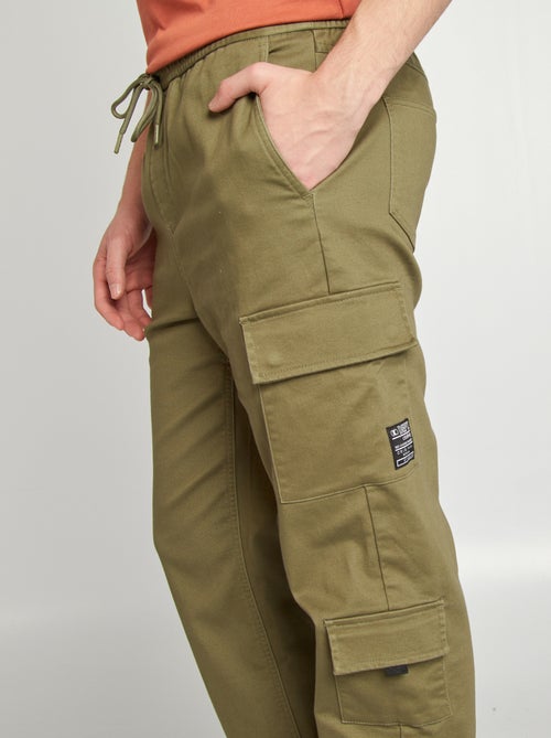 Calças estilo 'jogger' com vários bolsos - Kiabi