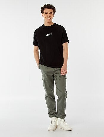 Calças estilo 'jogger' com vários bolsos