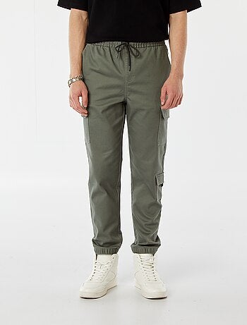 Calças estilo 'jogger' com vários bolsos