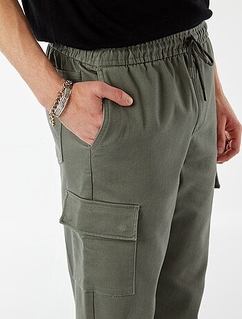 Calças estilo 'jogger' com vários bolsos