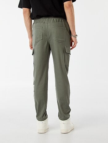 Calças estilo 'jogger' com vários bolsos