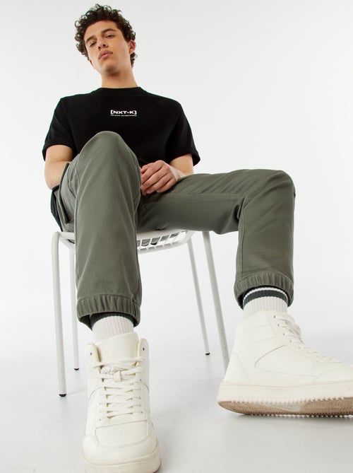 Calças estilo 'jogger' com vários bolsos - Kiabi