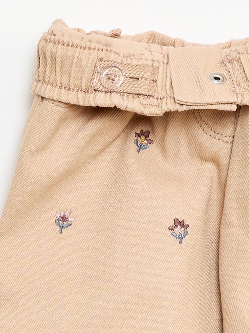 Calças estilo paperbag com bordado de 'flores' Bege - Kiabi