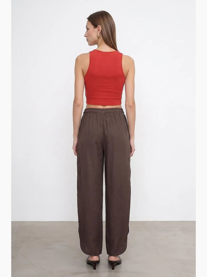 Calças femininas de crepe de tencel de perna larga com fenda dilvin Castanho-escuro - Kiabi