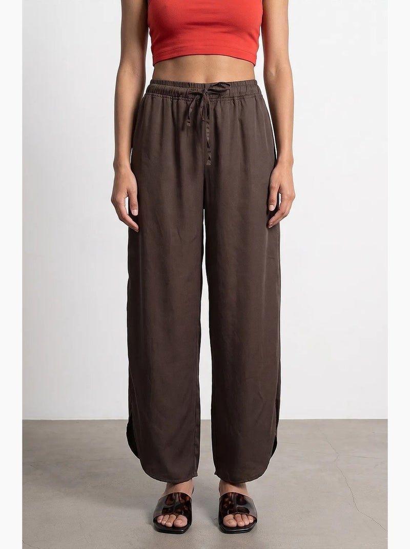 Calças femininas de crepe de tencel de perna larga com fenda dilvin Castanho-escuro - Kiabi