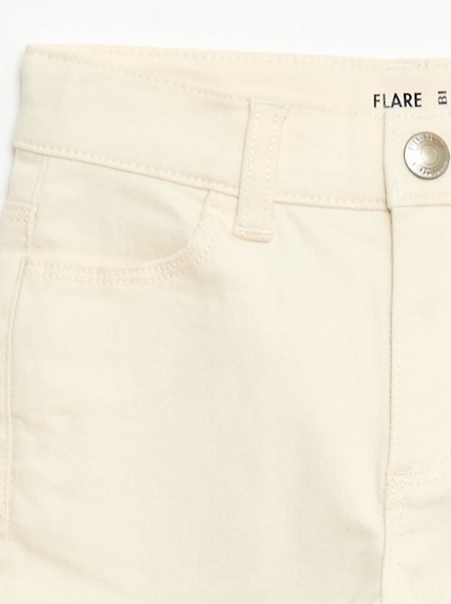 Calças flare - Corte + ajustado - Kiabi