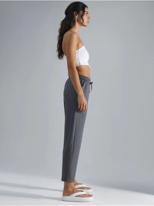 Calças jogger carrot fit com cintura elástica toque de modal, hiccup - Kiabi Calças jogger carrot fit com cintura elástica toque de modal, hiccup - Kiabi