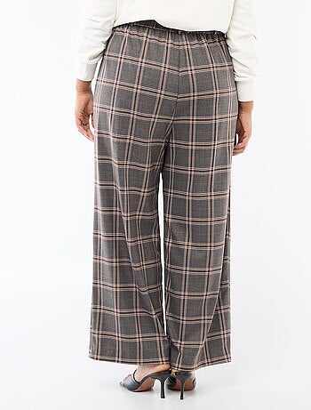 Calças largas aos quadrados