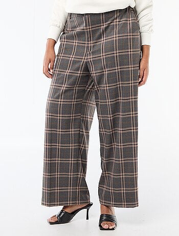 Calças largas aos quadrados