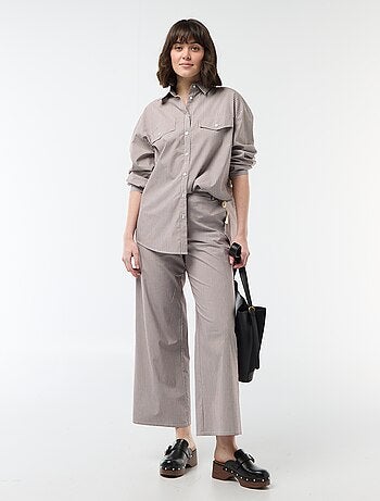 Calças largas às riscas