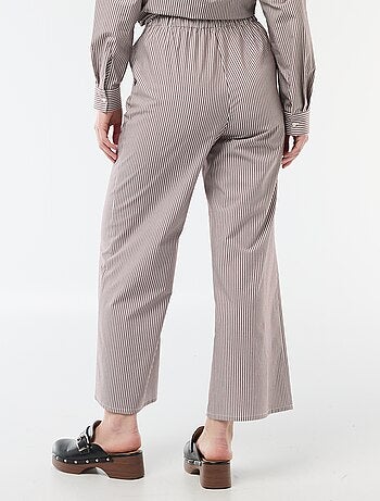 Calças largas às riscas