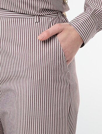 Calças largas às riscas