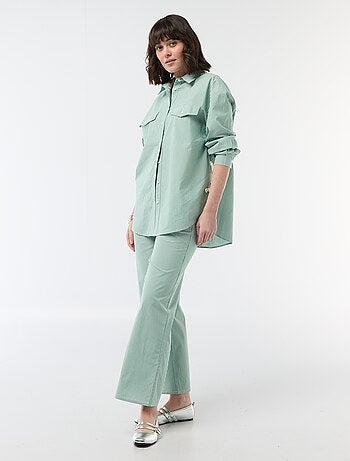 Calças largas às riscas