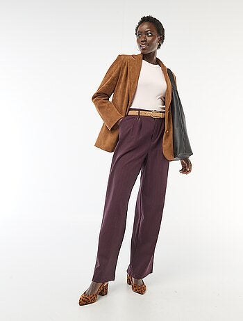 Calças largas às riscas