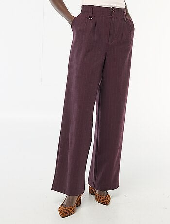 Calças largas às riscas