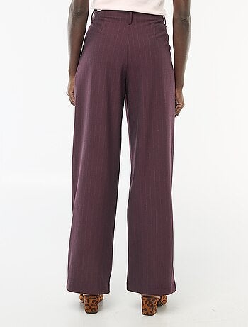 Calças largas às riscas