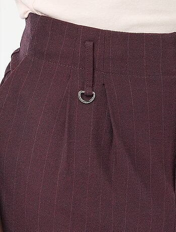 Calças largas às riscas