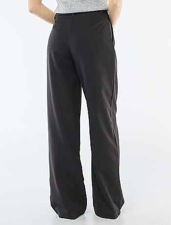 Calças largas com abertura assimétrica