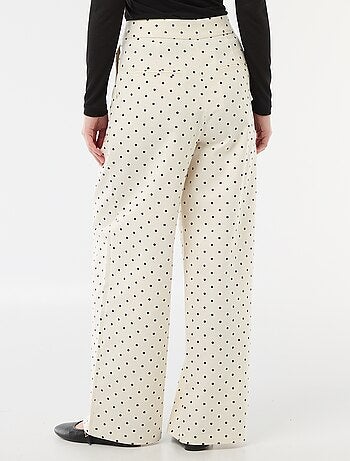 Calças largas com bolinhas