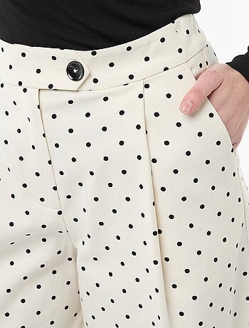 Calças largas com bolinhas