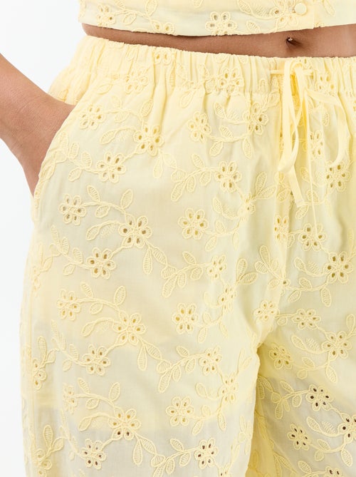 Calças largas com bordado inglês em algodão liso - Kiabi