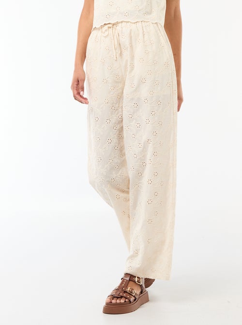 Calças largas com bordado inglês em algodão liso - Kiabi