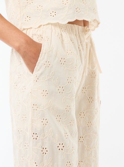 Calças largas com bordado inglês em algodão liso - Kiabi