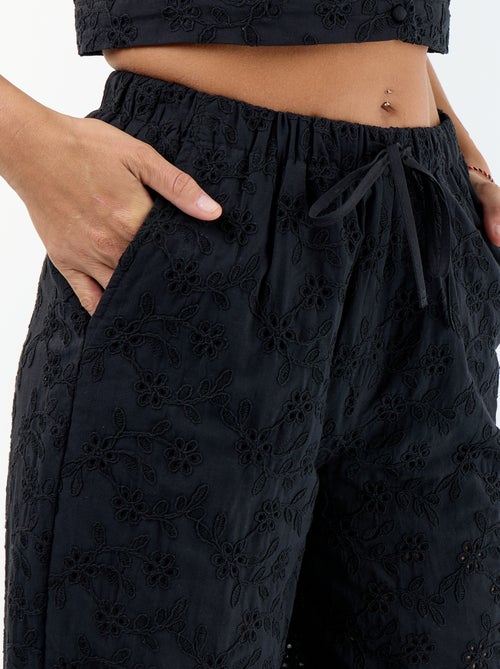 Calças largas com bordado inglês em algodão liso - Kiabi