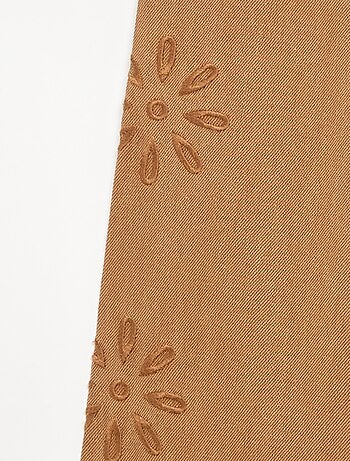 Calças largas com bordados de 'flores'