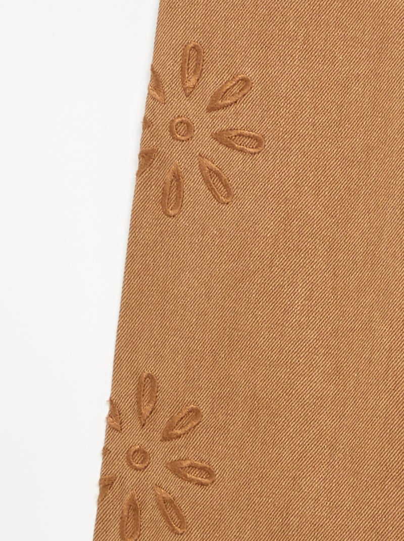 Calças largas com bordados de 'flores' Castanho - Kiabi