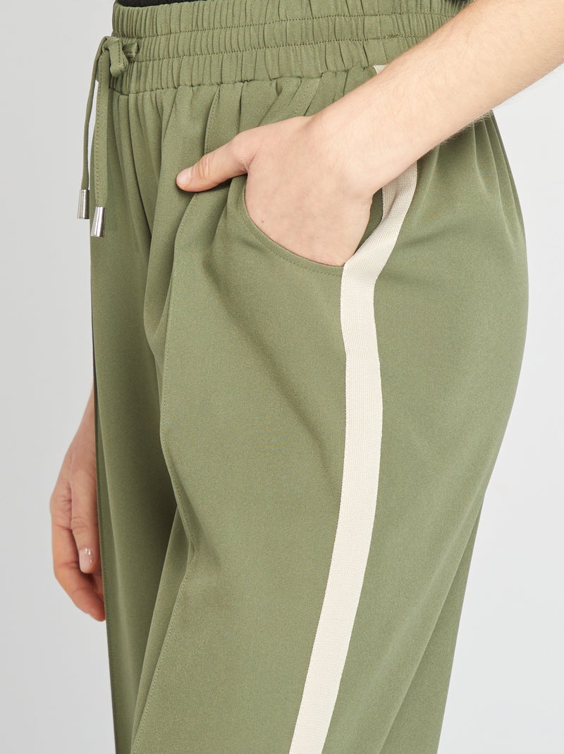 Calças largas com cintura subida e faixas contrastantes CAQUI - Kiabi