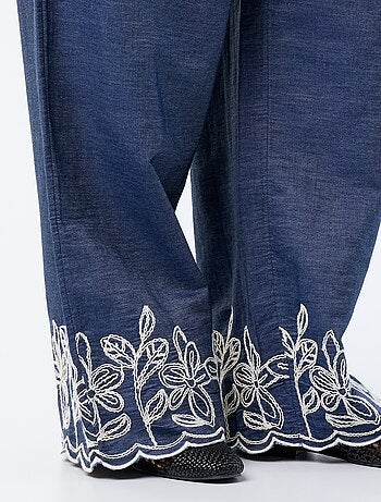 Calças largas com estampados bordados