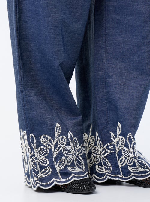 Calças largas com estampados bordados - Kiabi Calças largas com estampados bordados - Kiabi
